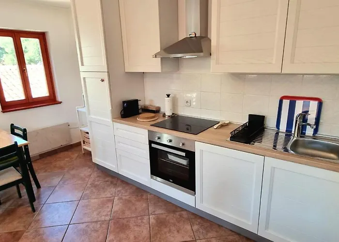 Old Harbour Новиград